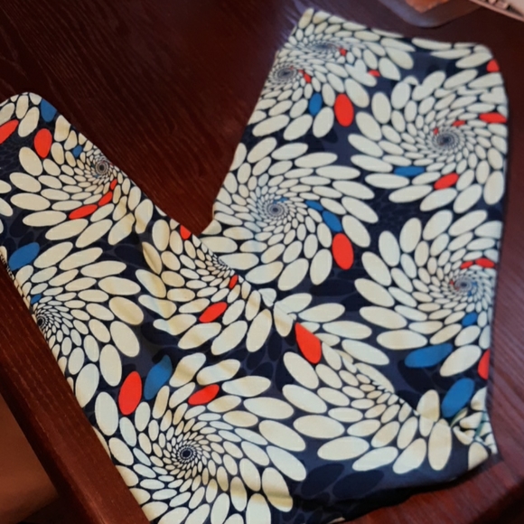LuLaRoe Pants - Lularoe pinwheel leggings TC
